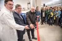 Geschäftsführer Wolfgang Tenbusch weihte zusammen mit Albaad-Präsident Amnon Brodie (Mitte) und Dan Mesika (rechts), CEO der Albaad Unternehmensgruppe, feierlich die neue Halle ein. Foto: Carsten Hinnah Geschäftsführer Wolfgang Tenbusch weihte zusammen mit Albaad-Präsident Amnon Brodie (Mitte) und Dan Mesika (rechts), CEO der Albaad Unternehmensgruppe, feierlich die neue Halle ein. Foto: Carsten Hinnah