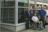 Hanno Viertel (vorn) mit Hermann Nagel (Deutsche Rentenversicherung), Personalreferentin Hannelore Sartorius, Jürgen von Waaden (Integrationsamt) und Thomas Schöpper, Gruppenleiter Gebäudemanagement bei der KS Gleitlager GmbH in Papenburg, (v.l.)