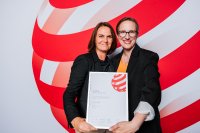 V. l. n. r.: Simone Westemeier (Marketing Expert) und Nina Cramer (Product Manager) freuen sich über die Auszeichnung des PrintJet MINI mit dem renommierten Red Dot Award