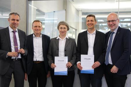 Rektor Prof. Dr. Gerhard Schneider sowie die Prorektoren Prof. Dr. Heinz-Peter Bürkle und Prof. Dr. Harald Riegel (von links) mit den beiden Preisträgern Prof. Dr. Dagmar Goll und Prof. Dr. Florian Wegmann / Bildhinweis: © Hochschule Aalen/ Bianca Kühnle