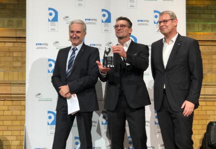 Prof. Dr. Heinz-Leo Dudek (l.) mit Herrn Oliver Trost (r.) und Herrn André Jurleit (Bildmitte) bei der Übergabe des ersten Preises des Abends.