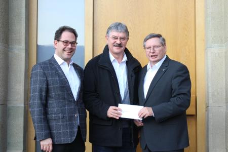 Seit mittlerweile 31 Jahren spendet WITTENSTEIN zu Weihnachten anstelle von Kundengeschenken an die St. Josefspflege Mulfingen gGmbH: Klaus Spitzley (rechts), Vorstand a.D. der WITTENSTEIN SE, überreichte kürzlich wieder den Scheck über 5.000 Euro an Johann Dirnberger (Mitte), Geschäftsführer der St. Josefspflege Mulfingen, und an Dekan Ingo Kuhbach, Vorstand der Förderstiftung St. Josefpflege Mulfingen