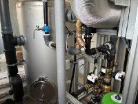 Kompakte Kombianlage: Im St. Georg Equestrian Club erzeugt die Oxidationsfilteranlage Grünbeck fermaliQ:MB5000 mit Feinstaubfiltration einwandfreies Trinkwasser für die Pferde. Darüber hinaus enthärtet eine softliQ:LB70 das Wasser, sodass es sich auch perfekt für die Gastronomie eignet. / Bilder: Grünbeck AG