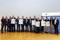 IHK Hauptgeschäftsführerin Elke Döring und IHK Präsident Prof. Dr. Dr. hc. Harald Unkelbach (links) mit den Preisträgern und Laudatoren des IHK- Forschungstransferpreises 2018