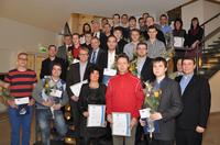 Vertreter der Unternehmen und ihre Stipendiaten freuen sich über ihre Auszeichnungen / Foto: IHK Magdeburg 