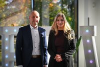 Dirk Nerling, Geschäftsführer der PDV GmbH, begrüßt Milen Starke, Staatssekretärin im Thüringer Ministerium für Digitales und Infrastruktur und CIO Thüringen (Foto: Stefan Eberhardt)