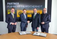 Kooperation für Erhöhung der Verkehrssicherheit in Deutschland: Wolfgang Thomale, Leiter Marketing und Vertrieb, Nikolai Setzer, Vorstand Division Reifen, Ulrich-Klaus Becker, ADAC-Vizepräsident für Verkehr sowie Alexander Möller, Geschäftsführer Verkehr ADAC (v. l. n. r.)
