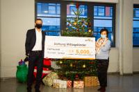 Freute sich über die Spende: Susann Grünwald, Vorsitzende des Stiftungsvorstandes der Stiftung Mittagskinder (r.), nahm symbolisch den Scheck über 5.000 Euro von Thomas A. Fischer, CSO der STILL GmbH (l.), entgegen, Foto: STILL GmbH