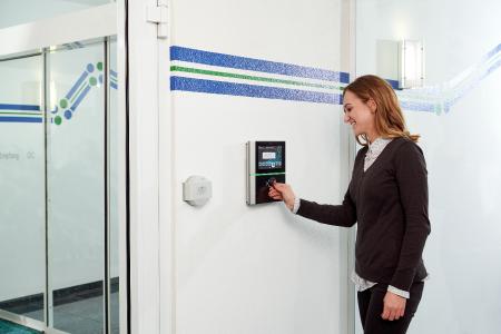 Elektronische Zeiterfassung, wie hier am primion-Terminal ADT 1100, wird künftig verpflichtend und erleichert die Arbeit der Personalabteilung ganz erheblich