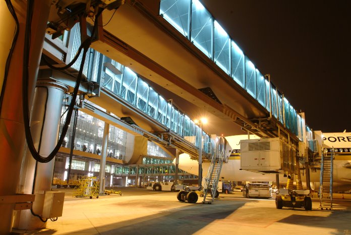 tkE_passenger_boarding_bridge_A380_Guangzhou_Airport_.JPG