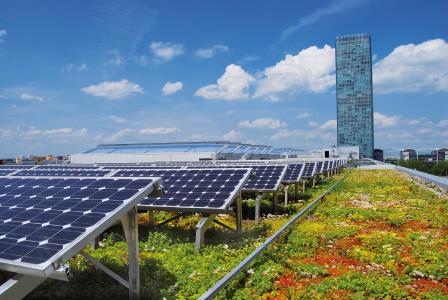 Die Flachdachnutzung der Zukunft ist vielseitig – Gute Beispiele gibt es allerdings schon heute, wie auch dieses Solar-Gründach zeigt.
Quelle: ZinCo GmbH