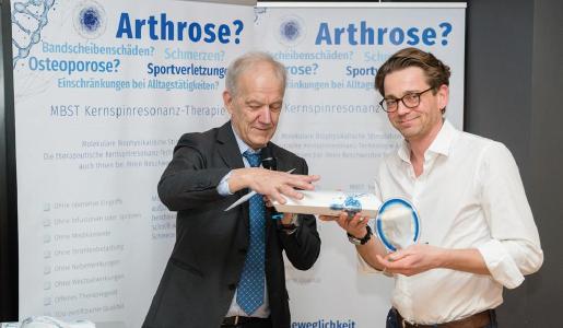 MedTec-Geschäftsführer Axel Muntermann mit Facharzt Florian Sänger