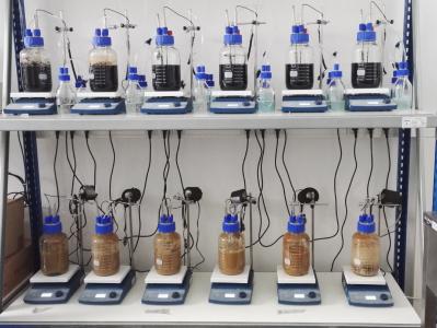 Batchversuchsstand zur Sondierung geeigneter Parameter für die biologische Röntgenkontrastmittelentfernung, © DBI-Gruppe