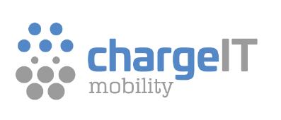 Auch das neue Logo der chargeIT mobility GmbH vereint die Themen Lade-Hardware und Lade-Software im Bereich Elektromobilität. Die Bildmarke stilisiert die beiden Komponenten Stecker und Steckdose des europäischen Ladesteckertyps IEC Typ 2