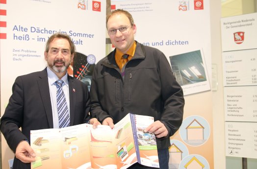 03b_v.l. Klaus Fey (HESA) und Bürgermeister Thomas Rohrbach eröffnen die Ausstellung Dachdä.JPG