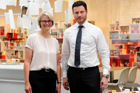 Bundesbildungsministerin Anja Karliczek und Christian Rabbel, Geschäftsführer der Confiserie Rabbel, tauschten sich beim Ortstermin in Westerkappeln über Nahrungsmittelqualität und die Wertschätzung für Berufe in der Lebensmittelbranche aus. Foto: Confiserie Rabbel GmbH