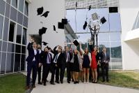 Ein feierlicher Moment für 16 Studiums-Absolventen der Friedhelm Loh Group: Stolz werfen sie ihre schwarzen Hüte gen Himmel /  Quelle Friedhelm Loh Group 