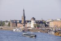 Fester Bestandteil der Düsseldorfer Skyline und ein Wahrzeichen der Stadt: der Schlossturm. Durch seine exponierte Lage am Rhein ist er stark der Witterung ausgesetzt (Foto: Caparol Farben Lacke Bautenschutz/Andreas Wiese)