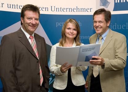 Stellen die Neuauflage der Broschüre „Bedeutende Unternehmen in der Region Darmstadt Rhein Main Neckar“ vor (von links): Ulrich Müller, Geschäftsführer der Hoppenstedt Holding GmbH, Anna Schmeichel, IHK-Infozentrum und Dr. Uwe Vetterlein