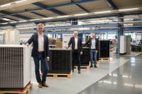 Dr. Kai Schiefelbein, Vorsitzender der Geschäftsführung, Dr. Alexander Janzen, Leitung Profit Center Wärmepumpe, Lars Michel, Leiter Wärmepumpenfertigung, sind froh, die Wärmepumpenfertigung im Höxteraner Werk von Stiebel Eltron wieder in Betrieb nehmen zu können.