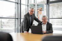 Sind von den Vorteilen des SELVE-Kundenportals überzeugt: Geschäftsführer Ludger Stracke (li.) und Rolf Schneider. Denn Fachkunden erhalten dadurch die Möglichkeit, an 365 Tagen 24/7 eine Bestellung an SELVE abzusetzen oder sich online über Preise und technische Produktdaten zu informieren.