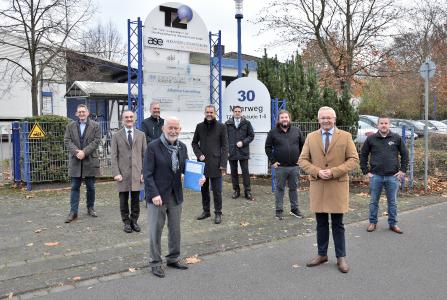 V.l.n.r.: Roland Thelen, Ortsbürgermeister Rheinbreitbach, Dr. Hermann-Josef Richard, Vorstandsvorsitzender Sparkasse Neuwied, Karsten Fehr, Verbandsgemeindebürgermeister Unkel, Eckhard Bluhm, Geschäftsführer der Bluhm Systeme GmbH, Peter Pesch, Geschäftsführer der TZO GmbH, Harald Schmillen, Geschäftsführer der WFG GmbH, Andreas Bluhm, Bluhm Systeme GmbH, Achim Hallerbach, Landrat des Kreises Neuwied, Carsten Bluhm, Bluhm Systeme GmbH