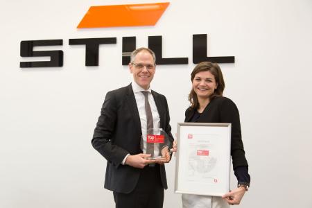 Dr. Henry Puhl, Vorsitzender der STILL Geschäftsführung (l.), und Rebecca Kellermann, Leiterin Personalentwicklung / Personalmarketing STILL Gruppe (r.), freuen sich über die sechste Zertifizierung zum Top Employer in Folge (Foto: STILL GmbH)