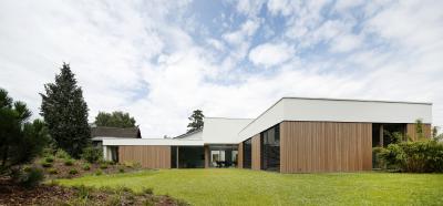 Die warmtonig-silbrige Holzlasur Capadur GreyWood unterstreicht die klare Architektursprache mit vertikalen Brettern, Glas und horizontalen Abschlusskanten und ist zugleich ein schöner Kontrast. (Bild: Caparol Farben Lacke Bautenschutz/Cornelia Suhan)