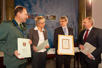 Umweltminister Dr. Till Backhaus, WEMAG-Vorstandsmitglied Thomas Pätzold, Sylvia Bretschneider, Präsidentin des Tourismusverbandes Mecklenburg-Vorpommern und Sven Blomeyer, Vorstand der Landesforstanstalt (v.re.), präsentieren den Journalisten der Landespressekonferenz eine Waldaktie. Foto: WEMAG/Rudolph-Kramer
