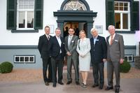 Vor dem ehemaligen Herrenhaus auf dem Gelände des Eisenhammers (v.l.n.r.): Prof. Dr. Ralf Jahn, Rainer Kurtz, Dr. Robert Meier, Dr. Andrea H. Schneider, Walter Kurtz und Bernhard Kurtz.