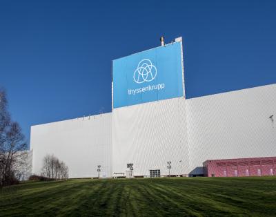Der Turm der Veredlungsanlage ist eines der höchsten Gebäude in Bochum und eine markante Landmarke an der viel befahrenen Autobahn A 40 / Foto: thyssenkrupp Steel Europe AG