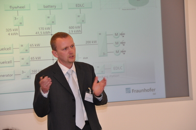 Dr. Ulrich Potthoff (Fraunhofer-IVI) erläuterte bei der Veranstaltung des Forum ElektroMobilität e.V. das Demonstrator-Projekt "AutoTram"
