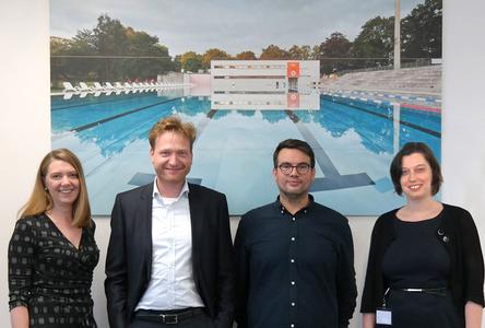 FRAMOS Young Art Collection - Ute Häußler (Marketing), Dr. Andreas Franz (CEO), Robert Götzfried und Silvia Ostermeier (HR) vor dem Kunstwerk