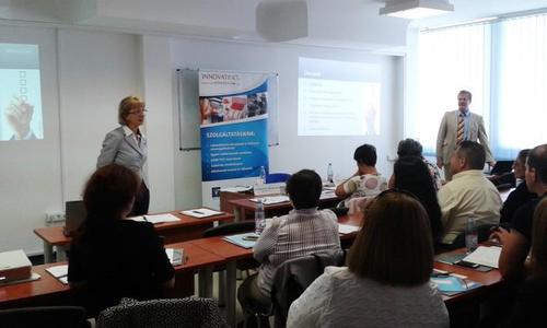 Die Teilnehmer des Wäscherei-Seminars erhielten nach der Veranstaltung ihre Teilnahme-Zertifikate von der Hohenstein Academy. Zusätzlich konnten die ins Ungarische übersetzten Präsentationen mittels Passwort herunterladen werden / © INNOVATEXT Textile Engineering and Testing Institute Co.