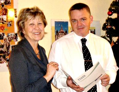 Übergabe der Spende. Links: Bärbel Pause, Geschäftsführerin des Förderverein TABALUGA Kinderheim e.V., rechts: Michael Witzsche, Vorstandsvorsitzender der DeskCenter® Solutions AG.
