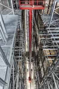 Bis 33 Meter blickt man hinunter, vorbei an unzähligen Palettenstellplätzen des Hochregallagers.