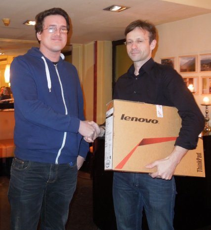 Roy Sarnoch (Xceptance Software Technologies GmbH) überreicht Manuel Mauky den Gutschein für den.JPG