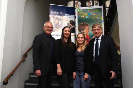 Forschen für die Zukunft – neue Kooperation zwischen der Region und dem Birkenhof Bildungszentrum: Erwin Jordan (von links), Dezernent für Soziale Infrastruktur der Region Hannover, die Schülerinnen Lucie Schott und Jaqueline Pohle und Pastor Christian Sundermann, Geschäftsführer des Birkenhof Bildungszentrums. Foto: S. Wendt/Region Hannover