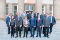 Die diesjährigen Jubilare der GEZE GmbH. In diesem Jahr feiert auch die Geschäftsführende Gesellschafterin Brigitte Vöster-Alber ihr 50. Betriebsjubiläum vorne, 3.v.l.), Bild: GEZE GmbH