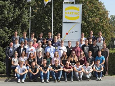Die neuen HARTING Auszubildenden und dualen Studentinnen bei der Begrüßung zusammen mit Sonja Roth, Zentralbereichsleiterin Personal (rechts), und Ausbildungsleiter Nico Gottlieb (links)
