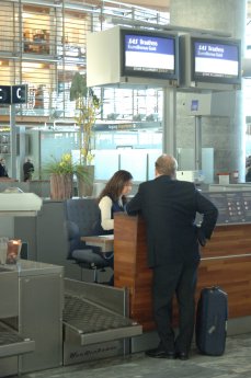 Personell besetzter Check-In am Flughafen Oslo.jpg