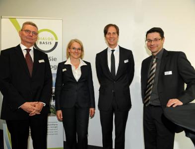 Gastgeber und Referenten zogen positive Bilanz der ersten Dialogrunde: v. l. Hans‐Ulrich Hartwig
(Hessisches Ministerium der Finanzen), Dr. Antje Grobe (Dialog Basis), Dr. Ralf Murjahn (DAW SE) und Axel
Scheelhaase (Deutsche Energie‐Agentur)