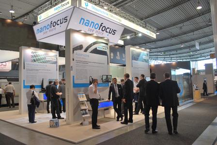 Messtechnik-Anwender aus verschiedenen Branchen informierten sich am Messestand der NanoFocus AG über die Neuheiten im Bereich der optischen 3D-Messtechnik.