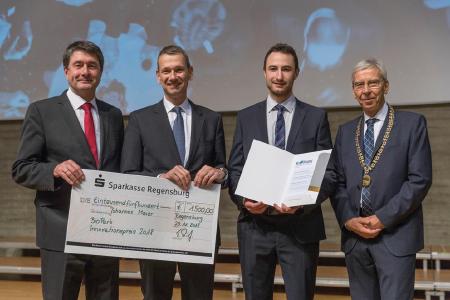 v.l.n.r. Prof. Dr. Bernhard Weber, Vizepräsident für Forschung und Nachwuchsförderung der Universität Regensburg, Dr. Thomas Diefenthal, Geschäftsführer BioPark, Johannes Maier, MSc. Preisträger, Prof. Dr. Udo Hebel , Präsident der Universität Regensburg. Foto altrofoto - Uwe Moosburger