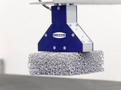 Nadelgreifer vom Typ SNG-Y beim Handling eines Metallschaums.