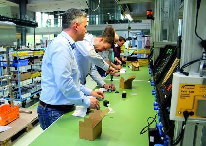 Händlerschulungen im kleinen Kreis vermitteln detailliertes Fachwissen, das Kundengespräche erleichtert. (Quelle: Bürkert Fluid Control Systems)
