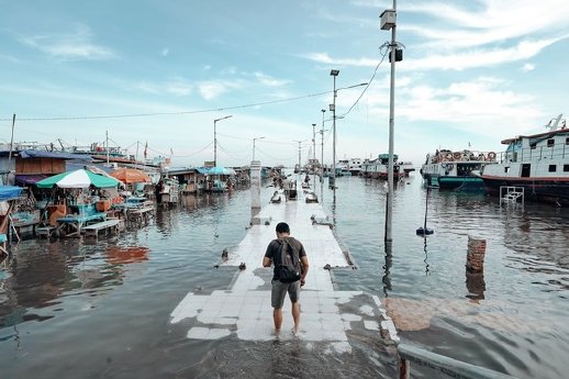 Living%20at%20the%20Urban%20~dal%20floodwaters.jpg