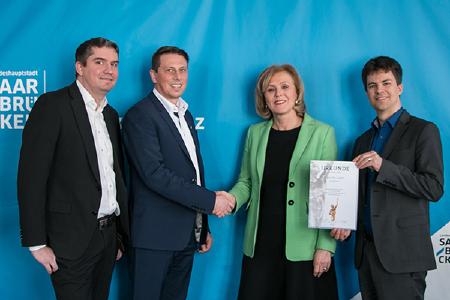 Übergabe der Nominierungsurkunde durch Charlotte Britz an die Data One Geschäftsführung