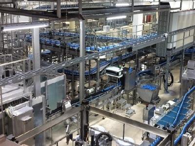 TGL Feuchtraumleuchten leuchten breitstrahlend größte Flächen in der Getränkeabfüllanlage des Konzerns Hansa-Heemann optimal aus