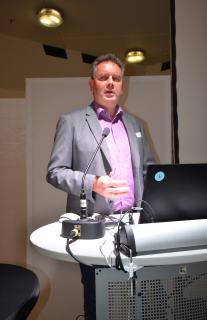 Wie die Ausführung bauphysikalischer Details in der Praxis ausschauen sollte, referierten Wolfgang Schäfer als Geschäftsführer Technik sowie Michael Trefz, der drei neue DHV-Merkblätter vorstellte: • Installationsgeräusche im Holzbau • Wasserundurchlässige Ausbildung von Fensterlaibungen • Praxisgerechte Sockelausbildung nach DIN 68800 und DIN 18533-1 (Bild: Achim Zielke für den DHV, Ostfildern; www.d-h-v.de)